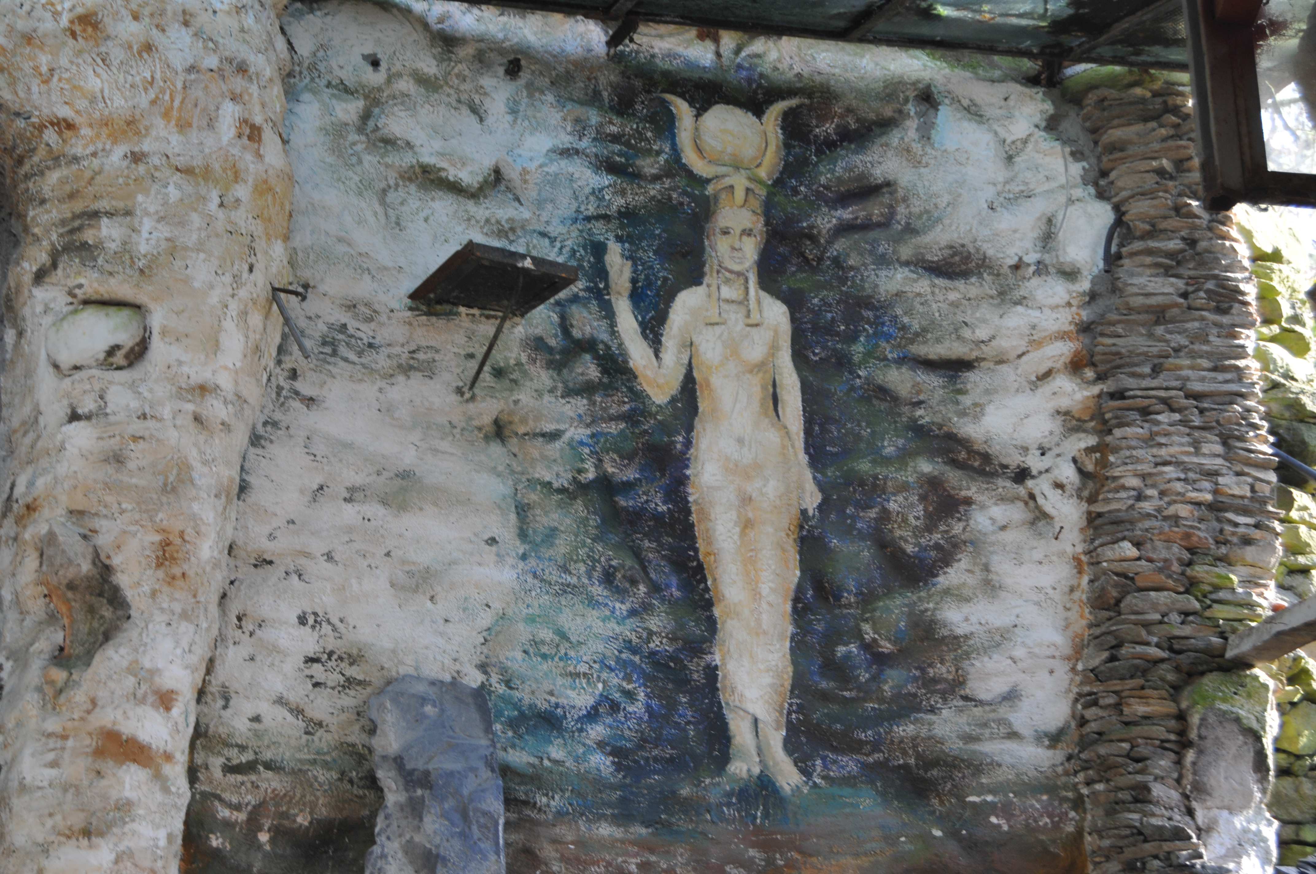 Isis a la entrada del templo de Madre (2013)